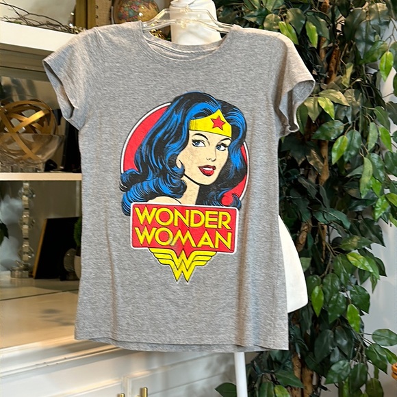 WWE Tops - GUC Wonder Woman Grey Short Sleeve Tee, M